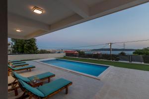 Bazén v ubytovaní Luxury Villa La nonna Ana - heated pool, sea view, near Split alebo v jeho blízkosti