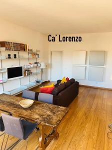 een woonkamer met een bank en een tafel bij Le case di Rachele - Ca' Lorenzo e Ca' Raquel in Venetië