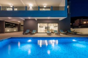 Bazén v ubytovaní Luxury Villa La nonna Ana - heated pool, sea view, near Split alebo v jeho blízkosti