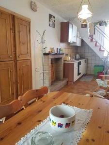 uma cozinha com uma mesa de madeira com uma tigela em Casa di Sisa - Alteta em Rapagnano