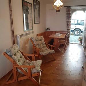 uma sala de estar com cadeiras e uma mesa e uma sala de jantar em Casa di Sisa - Alteta em Rapagnano