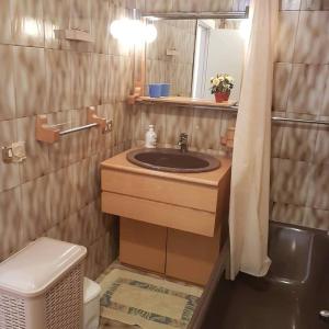 uma casa de banho com um lavatório, um WC e um espelho. em Casa di Sisa - Alteta em Rapagnano