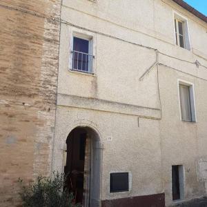 um edifício antigo com uma porta e uma janela em Casa di Sisa - Alteta em Rapagnano
