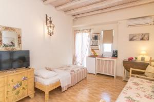 Gallery image of Madalena's Family Rooms in Tinos