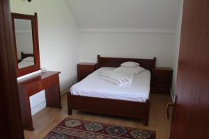 Postel nebo postele na pokoji v ubytování Perla Muresului