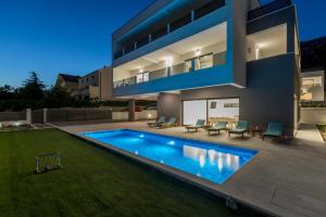 Bazén v ubytovaní Luxury Villa La nonna Ana - heated pool, sea view, near Split alebo v jeho blízkosti