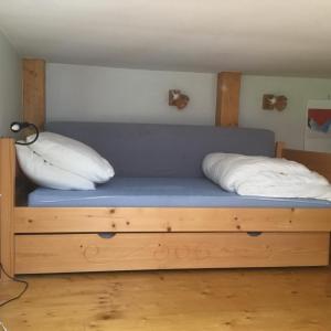 ein Bett mit zwei Kissen auf einem Zimmer in der Unterkunft Appartement typique,chaleureux et pratique in Chamonix-Mont-Blanc