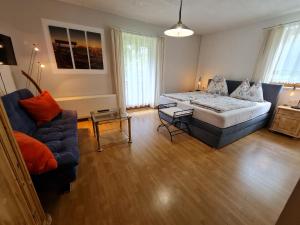 1 dormitorio grande con 1 cama y 1 sofá en Camping Gasthof Zirknitzer, en Großkirchheim