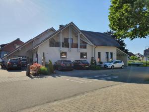 ein Haus mit auf einem Parkplatz geparkt in der Unterkunft Gästehaus Sonja in Rust