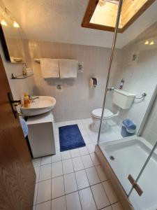 A bathroom at Camping Gasthof Zirknitzer