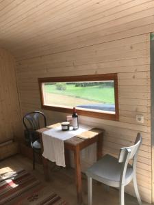 a small room with a table and chairs and a window at Leopold der Lamahütewagen in Oberndorf an der Melk