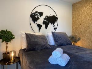 een kamer met een bed met een wereld aan de muur bij Slapen bij van O in Yerseke