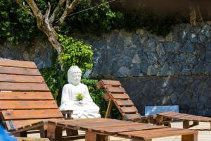 a statue of aitatingitatingitatingitatingitatingitatingitatingitatingitatingitatingitatingitating at The Eco Palace Hostel in Búzios