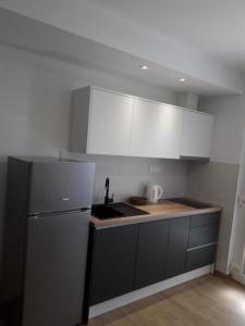 Kuchyňa alebo kuchynka v ubytovaní Apartment in Podgora with Terrace, Air conditioning, Wi-Fi (4492-7)
