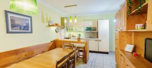 uma cozinha com uma mesa e uma sala de jantar em Apartma Pirano em Piran