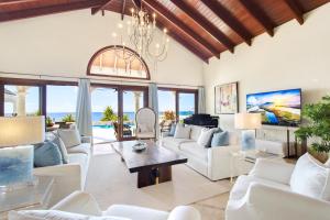 TV a/nebo společenská místnost v ubytování Sandcastle Villa