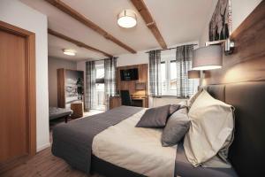 Postel nebo postele na pokoji v ubytování Golf & Ski Chalet + 37 fotografií