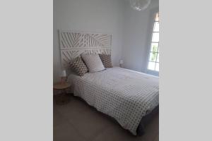 een slaapkamer met een bed en een raam bij Superbe T2 lumineux 3*** 10 mn à pied de la plage in Le Pradet