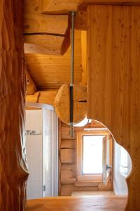 Cette chambre est dotée d'un plafond en bois et d'une fenêtre. dans l'établissement Le Gite de Briey, à Chalais