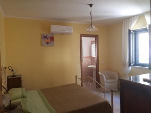 una habitación de hospital con una cama y un baño en Villa Rosangela, en Agropoli