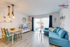 salon z niebieską kanapą i stołem w obiekcie Vivienda Vacacional Buganvillas w Costa Teguise