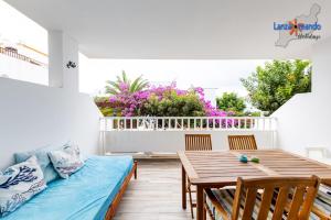 salon z kanapą i stołem w obiekcie Vivienda Vacacional Buganvillas w Costa Teguise