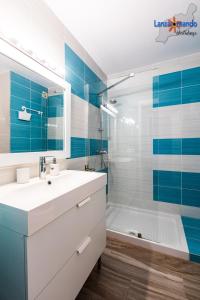 łazienka z umywalką i prysznicem w obiekcie Vivienda Vacacional Buganvillas w Costa Teguise