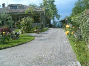 eine Kopfsteinpflasterstraße vor einem Haus in der Unterkunft B&B Casa Rosella - Country house in Bellegra