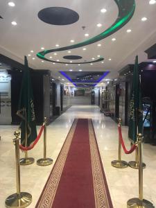 a long hallway with a red carpet in a building at كريستال الذهبية in Taif