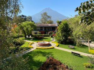 a garden with a fountain in the middle of a park at Villa Colonial in Antigua Guatemala