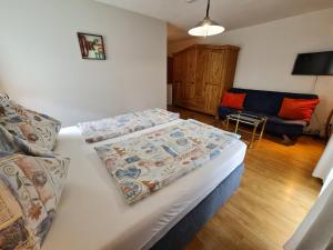A bed or beds in a room at Camping Gasthof Zirknitzer