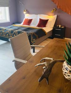 1 dormitorio con 1 cama y mesa de madera con sidra de mesa en 8 SEASONS en Varangerbotn