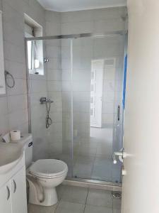 bagno con doccia in vetro e servizi igienici di Apartmani Popović V&A a Tivat