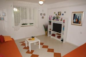 TV a/nebo společenská místnost v ubytování Apartment in Sabunike with Terrace, Air conditioning, Wi-Fi, Washing machine (231-1)