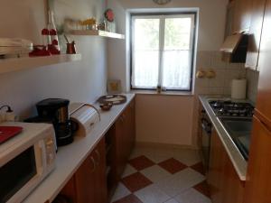 Kuchyň nebo kuchyňský kout v ubytování Apartment in Sabunike with Terrace, Air conditioning, Wi-Fi, Washing machine (231-1)