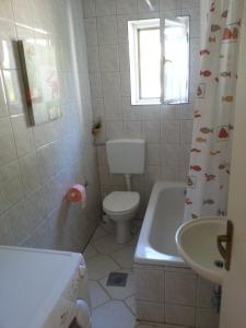 Koupelna v ubytování Apartment in Sabunike with Terrace, Air conditioning, Wi-Fi, Washing machine (231-1)