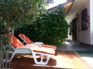 Zahrada ubytování Apartment in Sabunike with Terrace, Air conditioning, Wi-Fi, Washing machine (231-1)