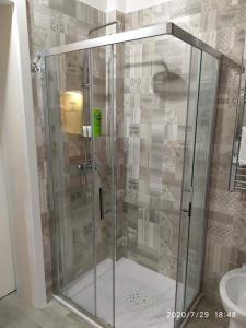 um chuveiro com uma porta de vidro na casa de banho em Casa Vacanze Dany em Taranto
