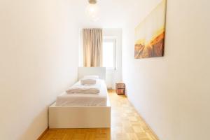 Łóżko lub łóżka w pokoju w obiekcie Naschmarkt Premium Apartment in "Your Vienna"