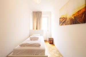 Łóżko lub łóżka w pokoju w obiekcie Naschmarkt Premium Apartment in "Your Vienna"