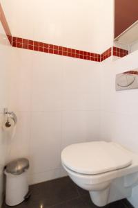 łazienka z białą toaletą i koszem na śmieci w obiekcie Naschmarkt Premium Apartment in "Your Vienna" w Wiedniu