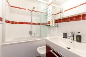 łazienka z umywalką, toaletą i prysznicem w obiekcie Naschmarkt Premium Apartment in "Your Vienna" w Wiedniu