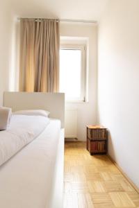 Łóżko lub łóżka w pokoju w obiekcie Naschmarkt Premium Apartment in "Your Vienna"