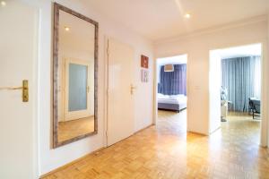 Łóżko lub łóżka w pokoju w obiekcie Naschmarkt Premium Apartment in "Your Vienna"