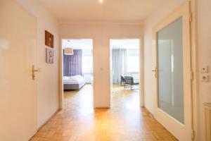 Łóżko lub łóżka w pokoju w obiekcie Naschmarkt Premium Apartment in "Your Vienna"