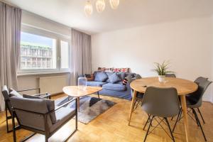 salon z niebieską kanapą i stołem w obiekcie Naschmarkt Premium Apartment in "Your Vienna" w Wiedniu