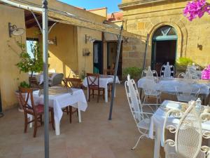 Reštaurácia alebo iné gastronomické zariadenie v ubytovaní B&B Batarà - "La Terrazza del Centro"