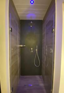 bagno con cabina doccia e soffione di StArt GuestHouse a Barletta