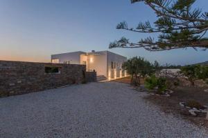 ein Haus mit einer Steinmauer und einem Gebäude in der Unterkunft VILLA GEM POUNTA in Pounda