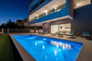 Bazén v ubytovaní Luxury Villa La nonna Ana - heated pool, sea view, near Split alebo v jeho blízkosti